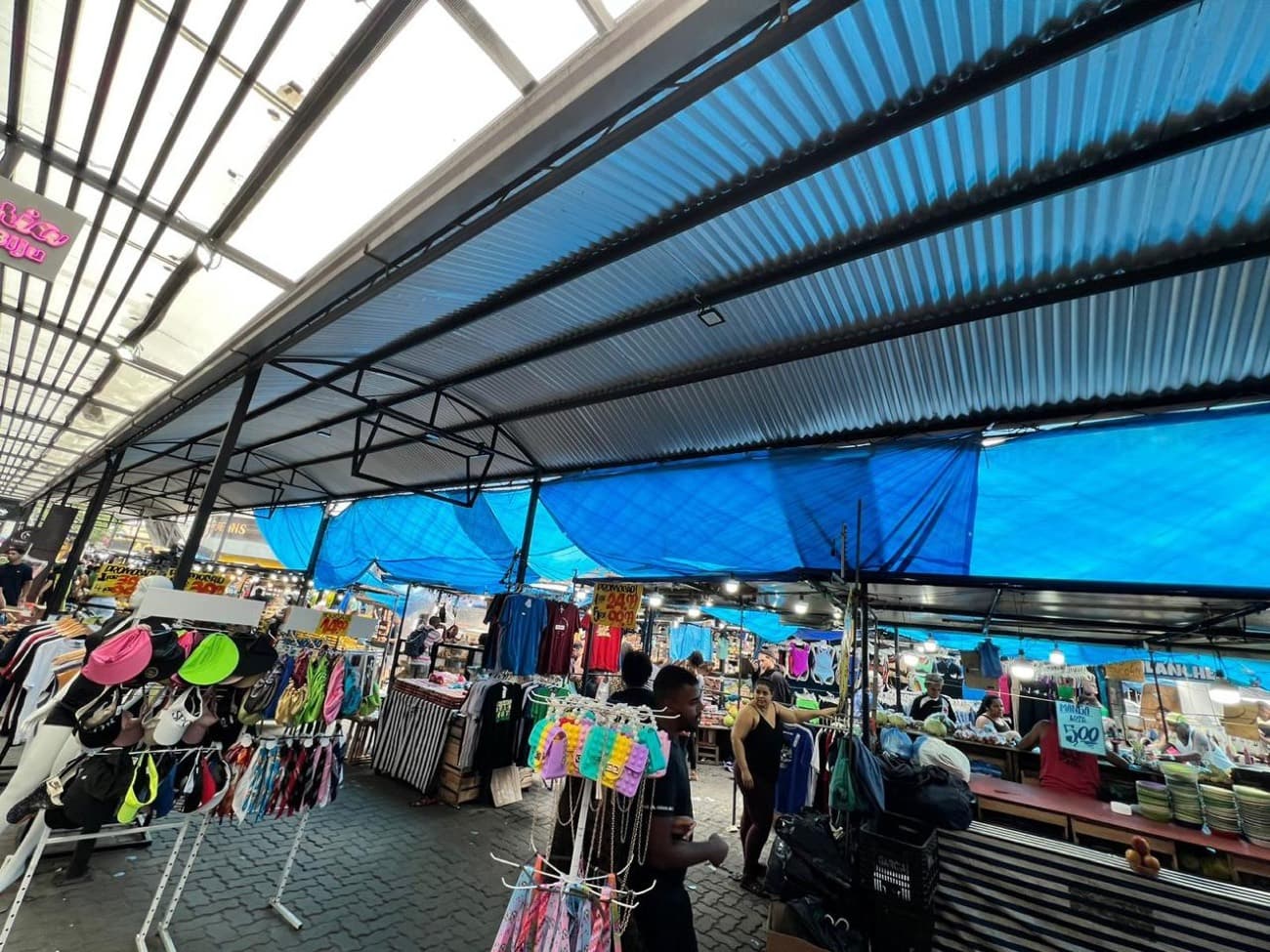 A feira renovada sob a cobertura