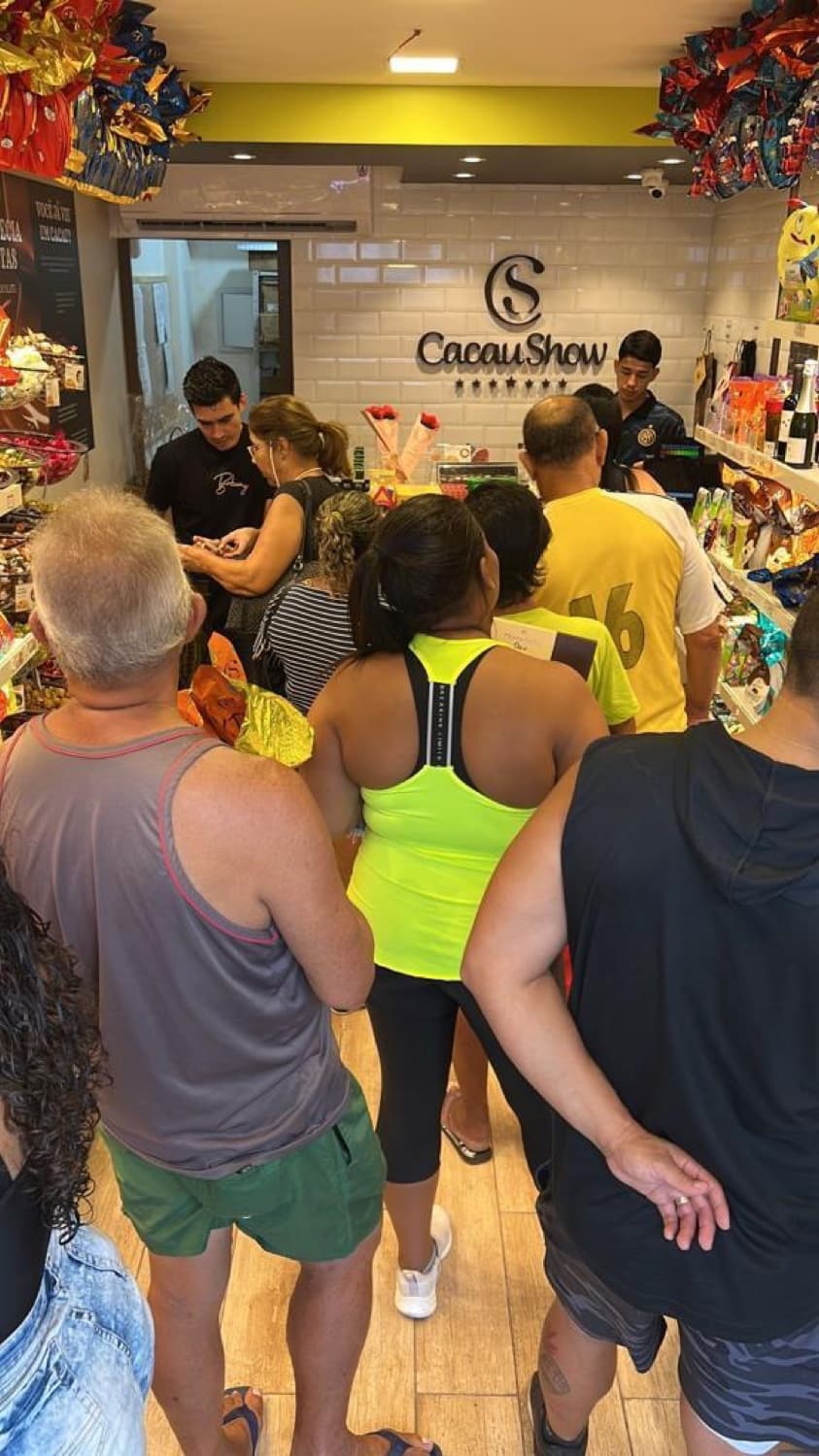 Clientes dentro da Cacau Show