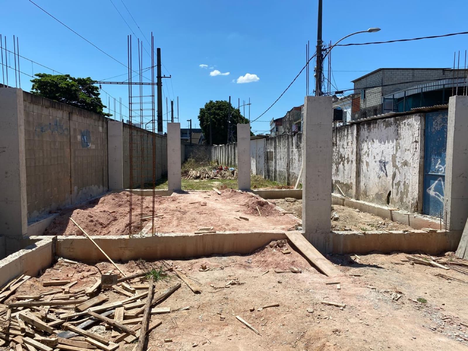 O recuo subaproveitado, antes da obra