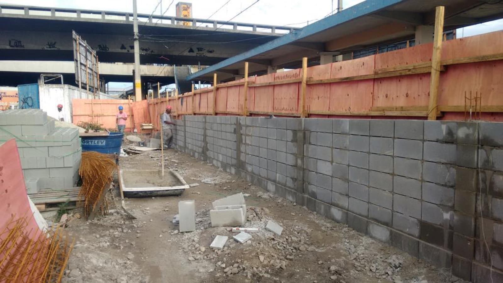 O novo muro entre a obra e a Supervia