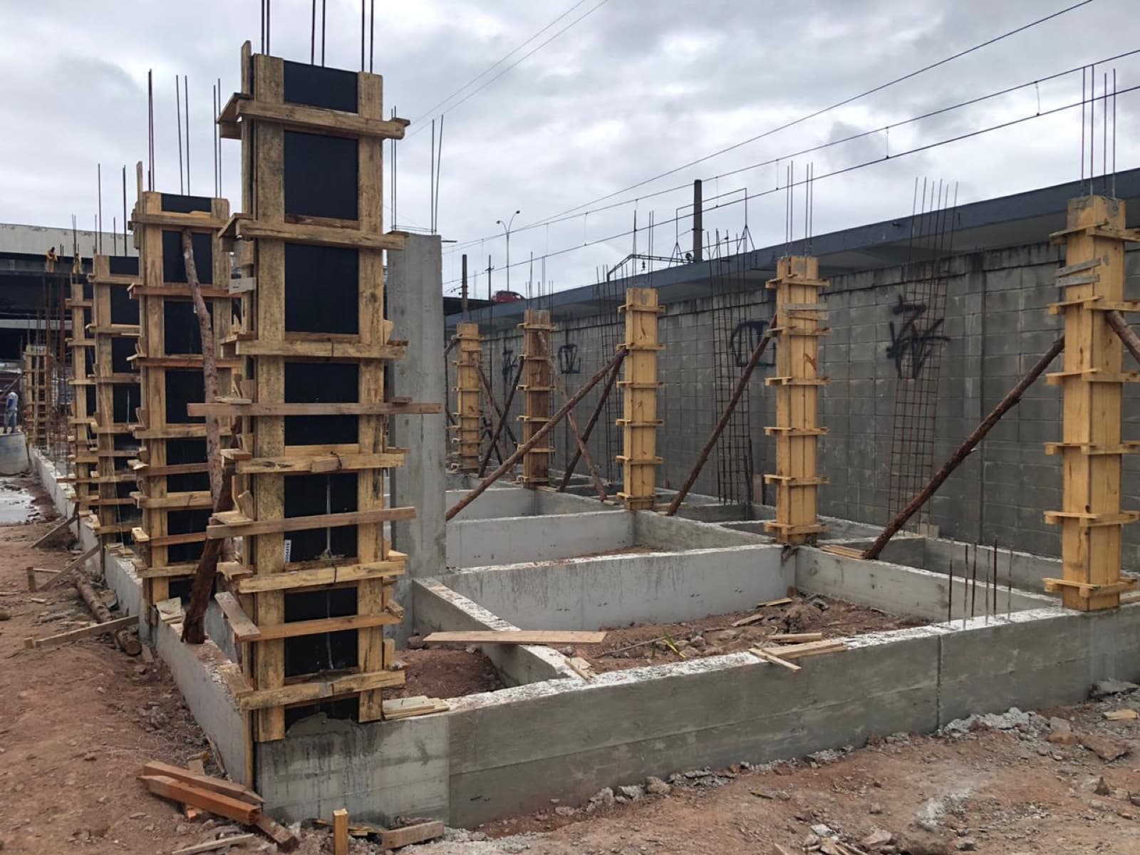 A estrutura de concreto subindo