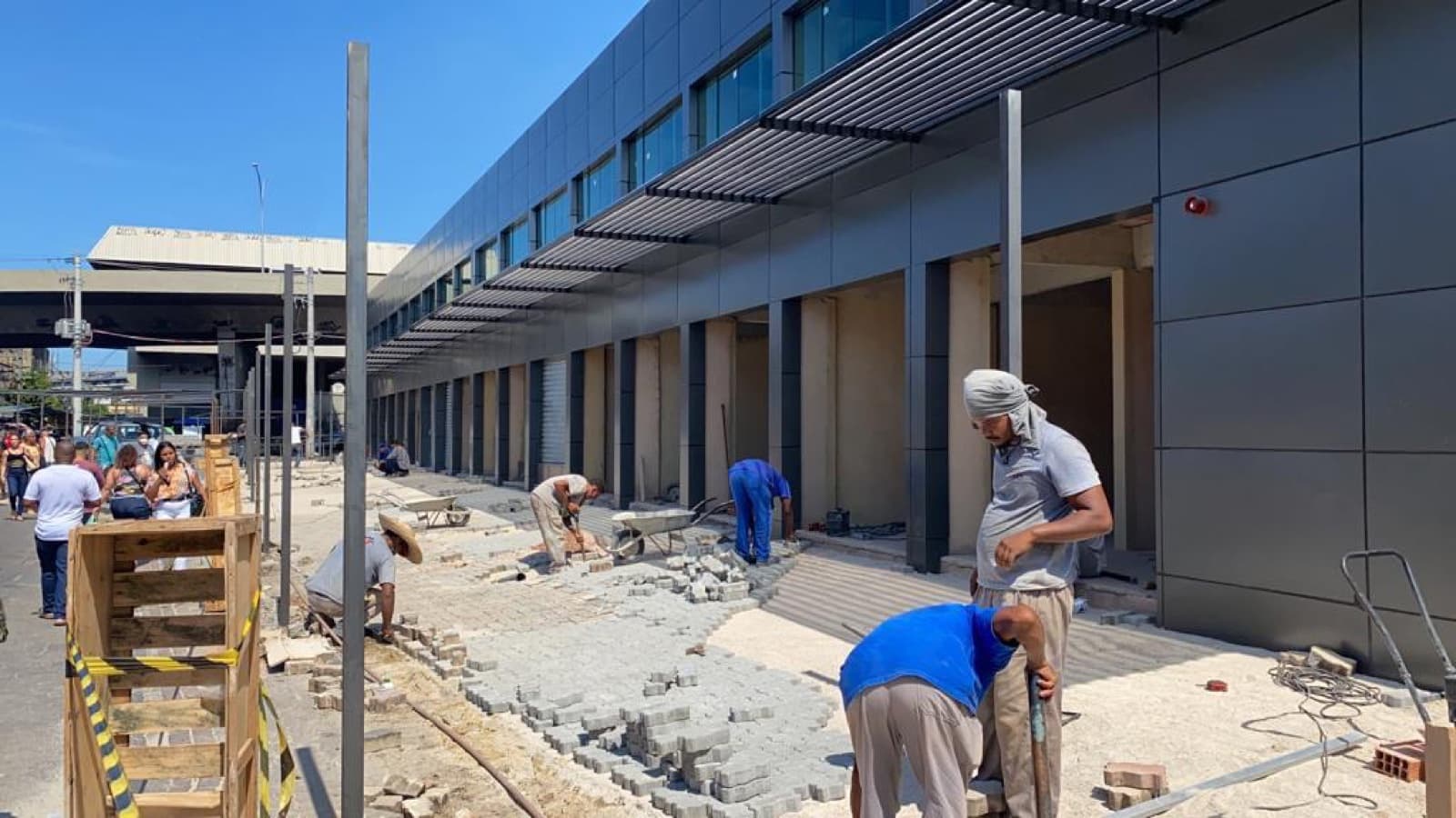 O calçadão sendo pavimentado