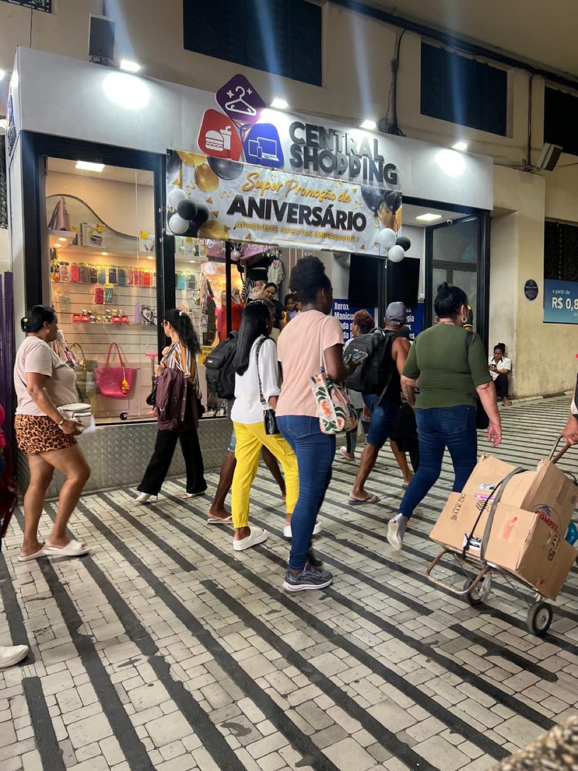 A fachada na Central do Brasil, em pleno movimento