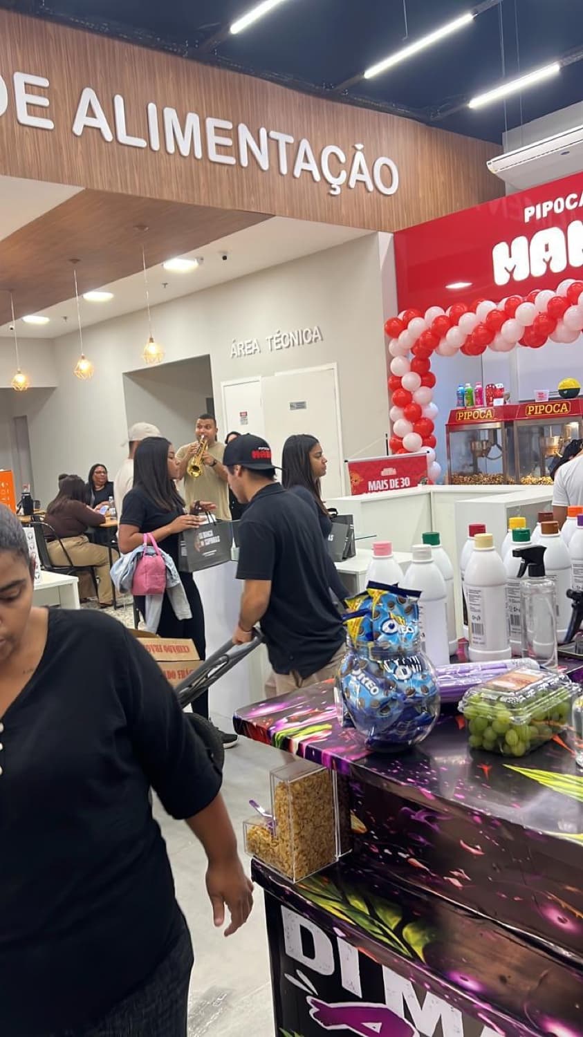 A praça de alimentação em funcionamento