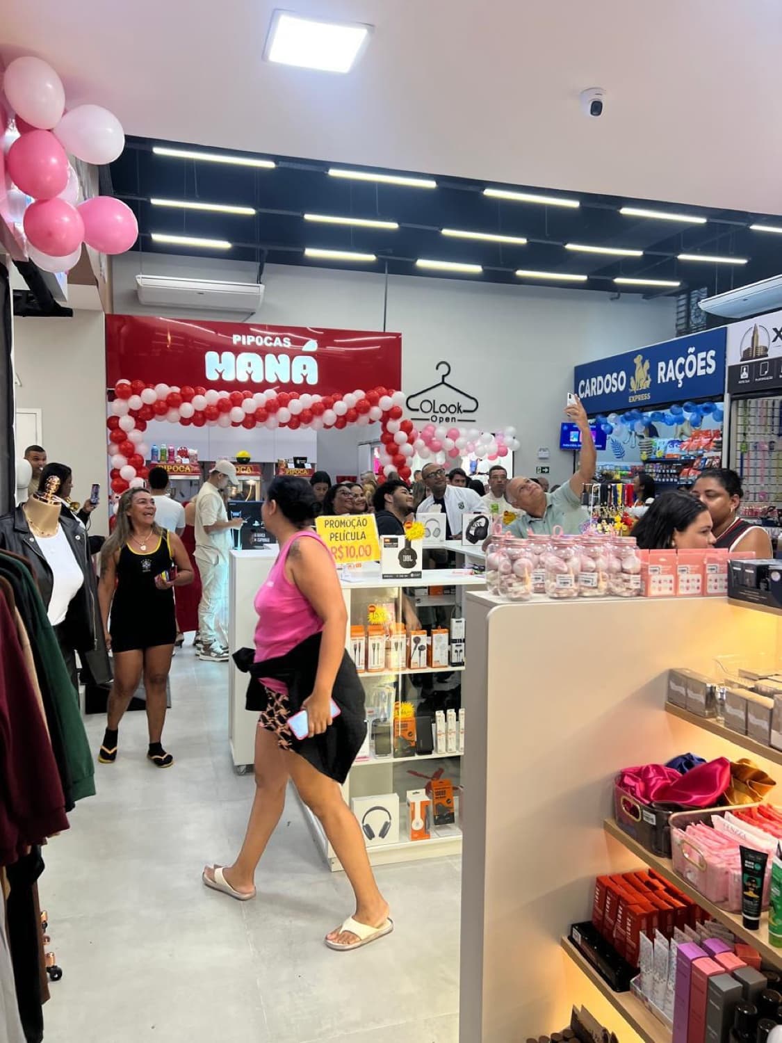 As lojas recebendo os primeiros clientes