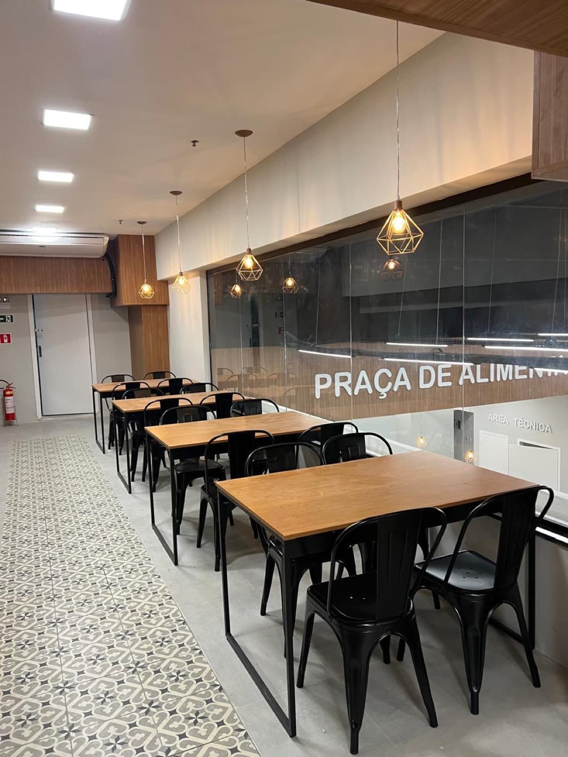 A praça de alimentação, pioneira no local