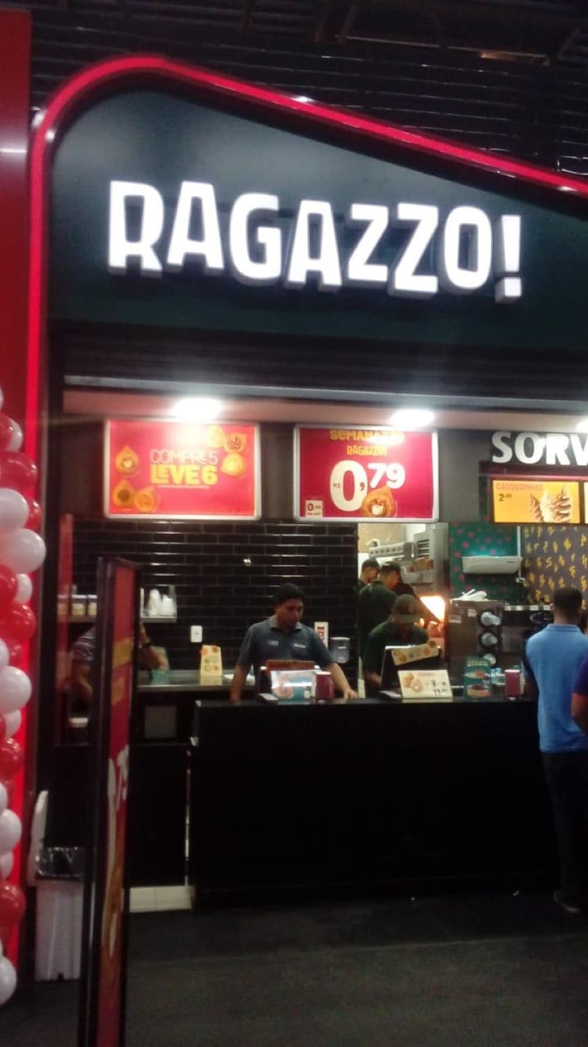 O Ragazzo no mezanino da estação