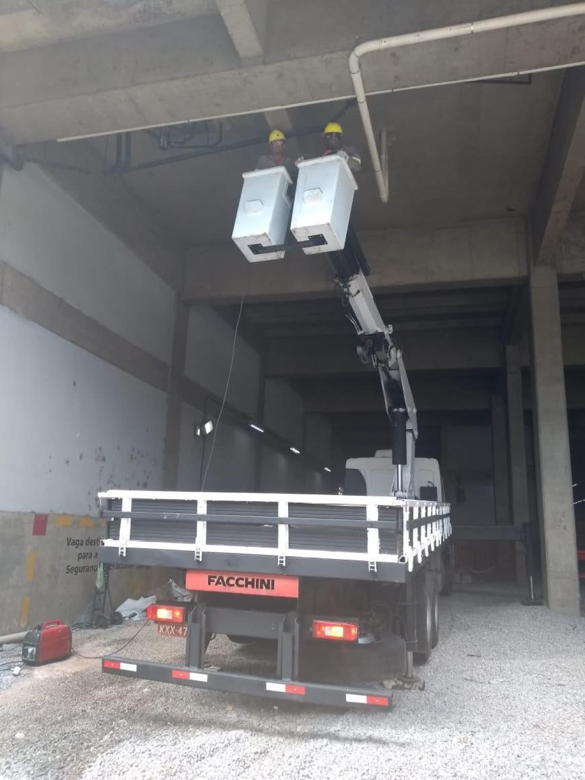 Frente de obra na estrutura da estação