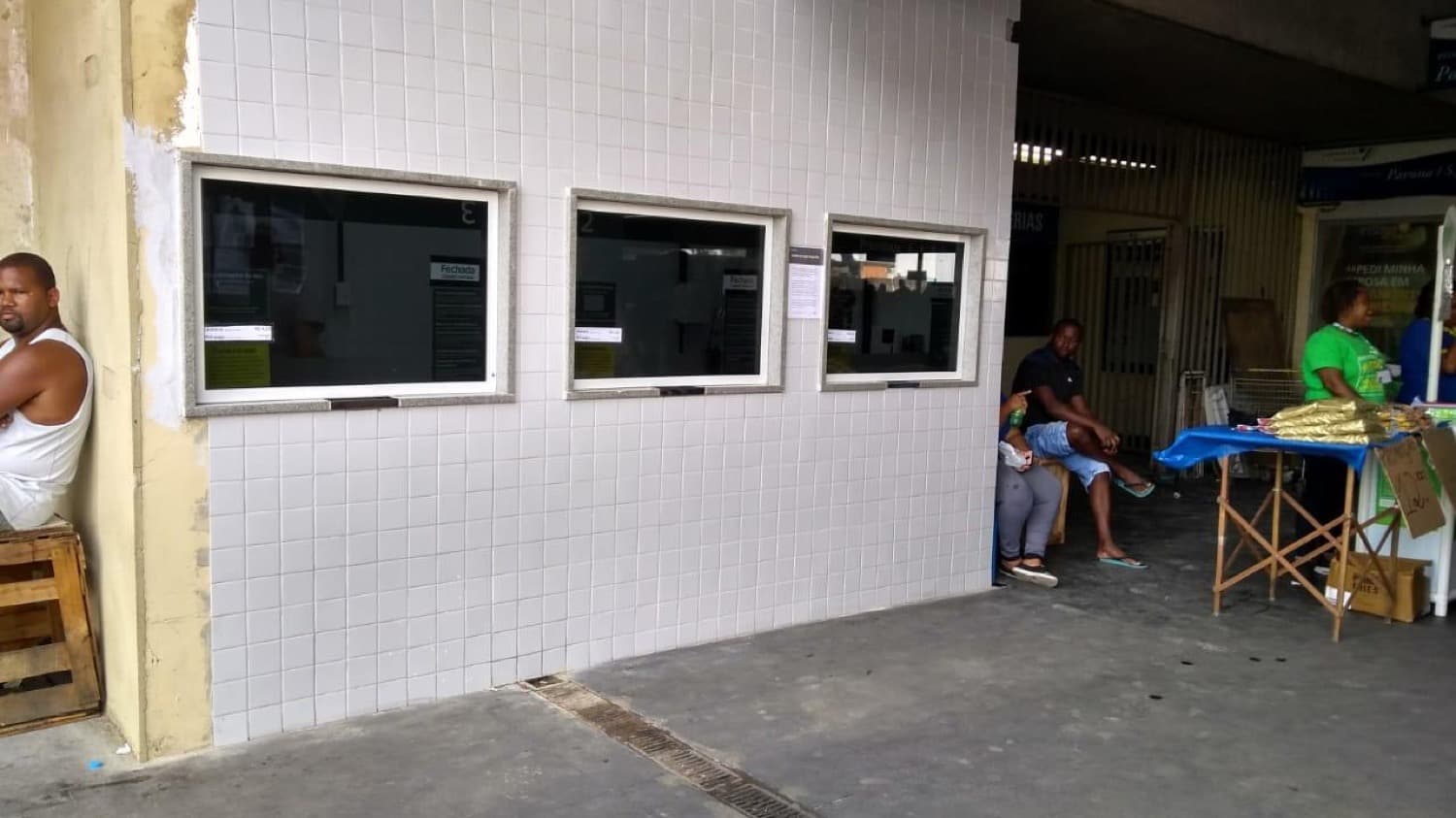 Os guichês de atendimento em operação