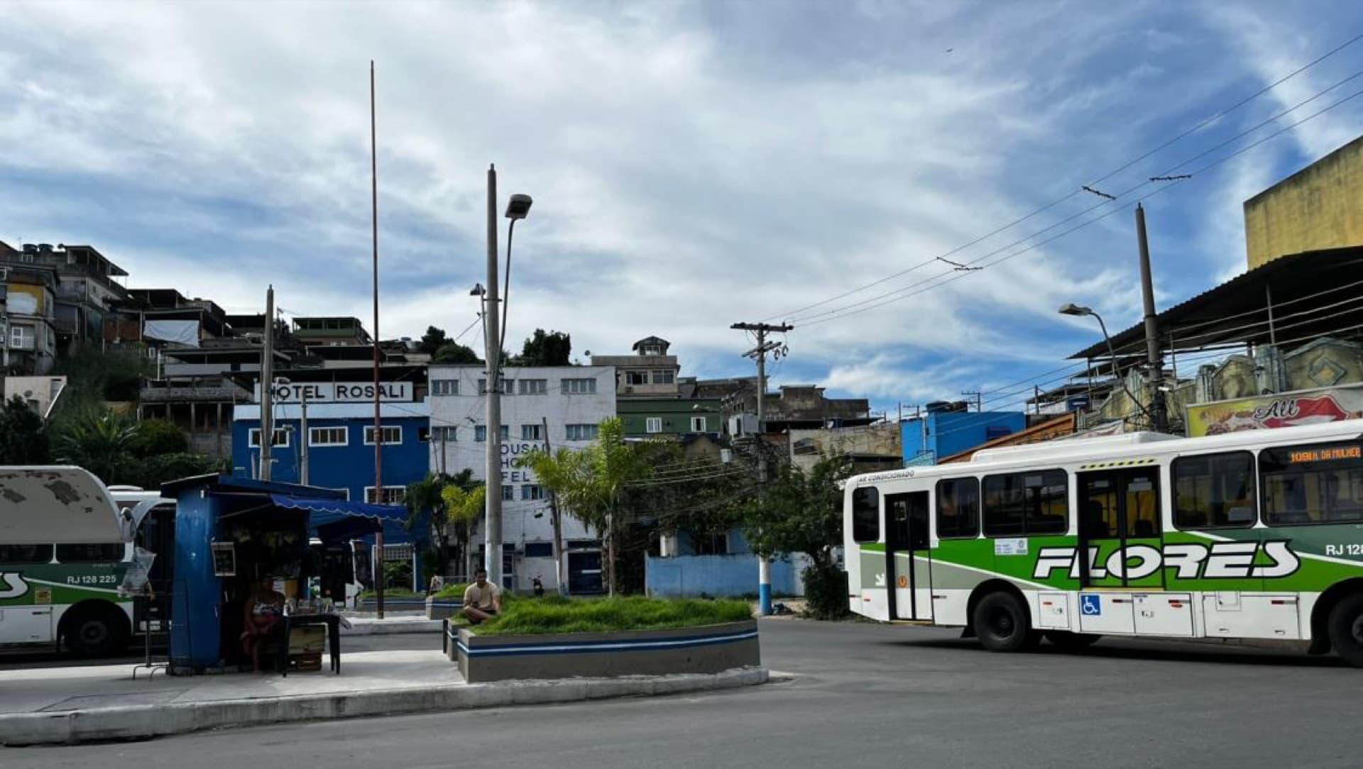 O terminal e a estação, ao lado do terreno