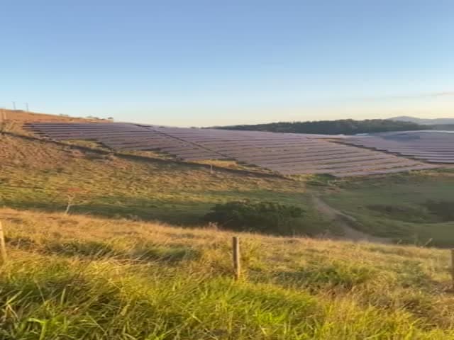 Vista panorâmica da usina solar nas colinas
