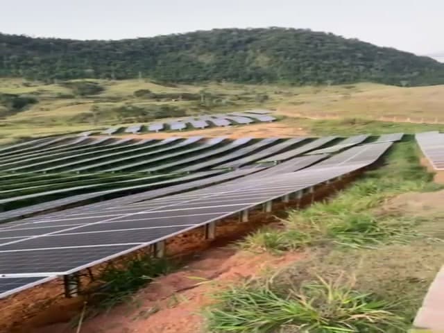 Painéis solares na encosta