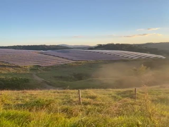 Painéis solares com neblina ao amanhecer